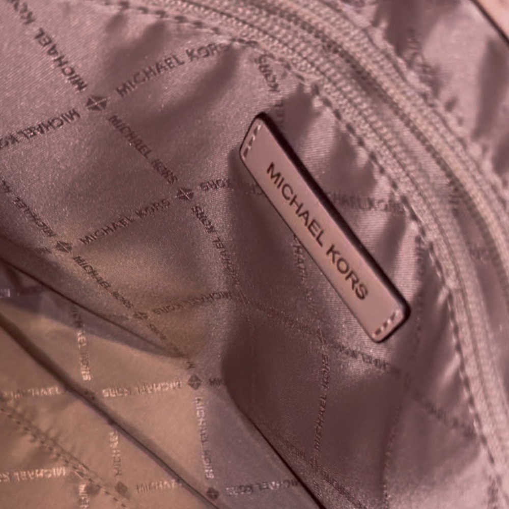 Michael Kors Leather Hamilton purse with lock and Key Gold Hardware design - Picture 3 of 11